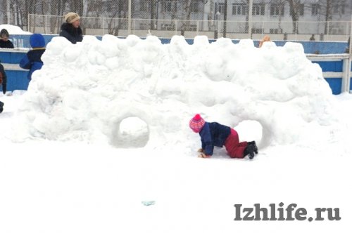 Фотофакт: снежный городок вырос во дворе ижевской школы