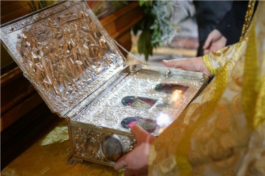 Петербуржец скинул с постамента в храме Христа Спасителя Дары волхвов