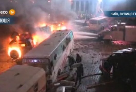 Киев в протестном огне и Ижевск в ледяной воде: о чем этим утром говорят в городе