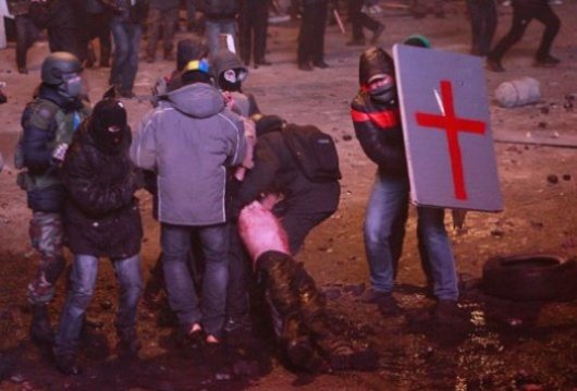 Киев в протестном огне и Ижевск в ледяной воде: о чем этим утром говорят в городе