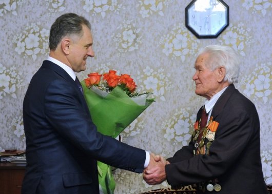 Президент Удмуртии поздравил участника обороны Ленинграда