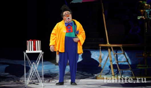 Новая программа в цирке Ижевска: морж качает пресс, а дрессировщик кусает крокодила