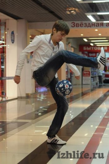 Джинсовый мяч и онлайн-батлы: в Ижевске открылась школа футбольного фристайла