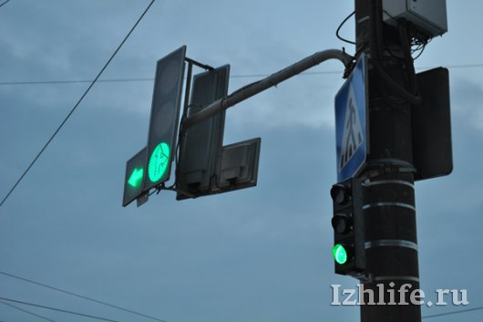 Фотофакт: на перекрестках в Ижевске появились дублирующие светофоры