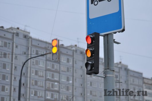 Фотофакт: на перекрестках в Ижевске появились дублирующие светофоры