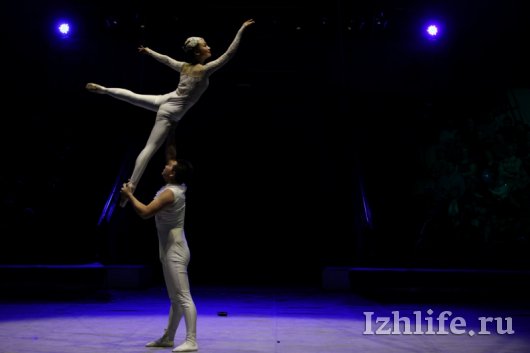 Фестиваль циркового искусства в Ижевске: артист c двумя головами и в пасти у льва