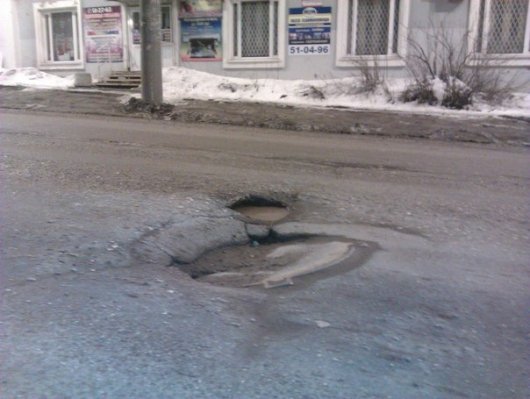 Фотофакт: на улице Карла Маркса в Ижевске начал проваливаться люк