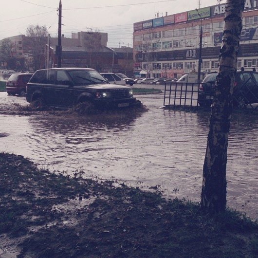 Последствия ливня в Ижевске: огромные лужи и затрудненное движение