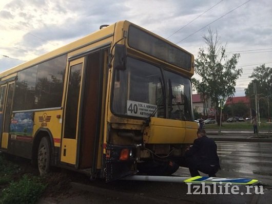 Автовокзал игра ижевск автобусы. Автобус Ижевск. Старые автобусы Ижевска. Списанные автобусы Ижевска. 21 Автобус Ижевск.