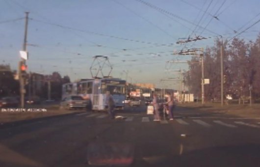 В Ижевске водитель чуть не сбил троих пешеходов на переходе