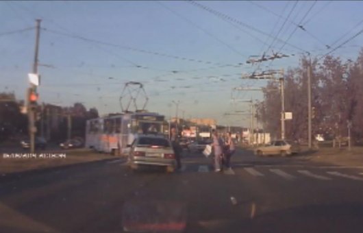 В Ижевске водитель чуть не сбил троих пешеходов на переходе
