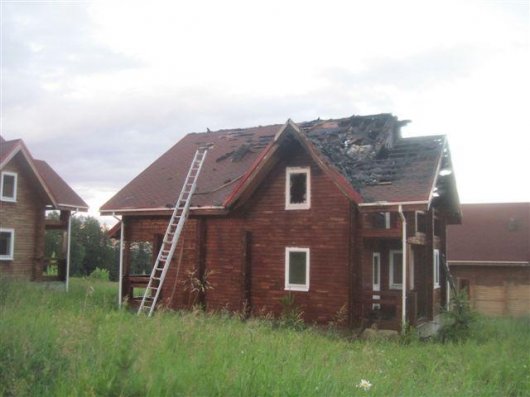 В Удмуртии из-за молнии загорелся дом