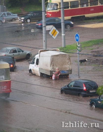 Гроза в Ижевске: затопило лог на Холмогорова и встали троллейбусы на Кирова