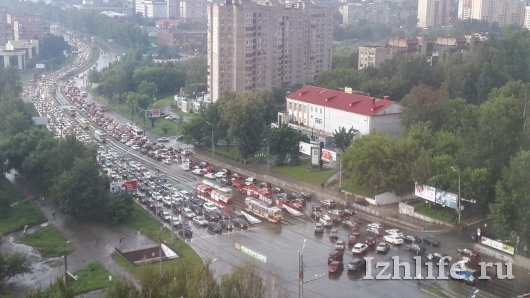 Гроза в Ижевске: затопило лог на Холмогорова и встали троллейбусы на Кирова