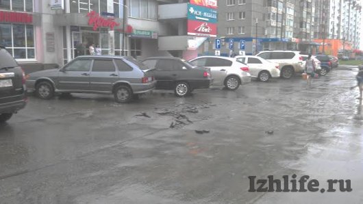 Потоп в Ижевске: на Пушкинской унесло машину, а на Удмуртской затопило квартиры