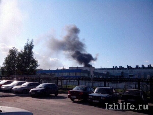 В Ижевске загорелось здание возле завода «Ижавто»
