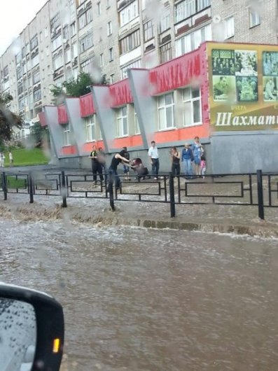 В Ижевске дождем затопило парковку у «Авроры» и район «Нефтемаша»