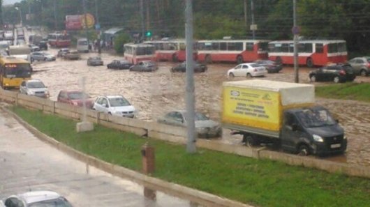 В Ижевске дождем затопило парковку у «Авроры» и район «Нефтемаша»