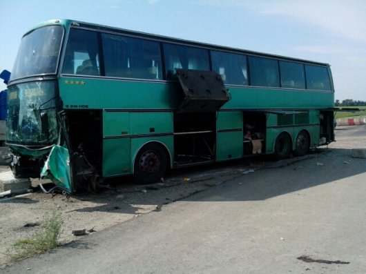 Автобус «Геленджик-Ижевск» с 25 взрослыми и 7 детьми врезался в бетонное ограждение