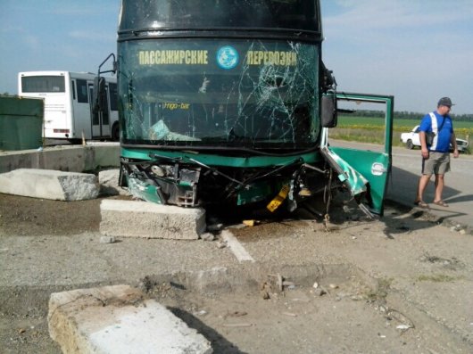 Автобус «Геленджик-Ижевск» с 25 взрослыми и 7 детьми врезался в бетонное ограждение