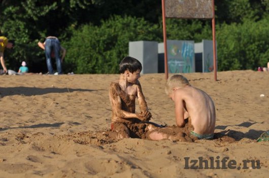 Жаркий Ижевск: горожане берут отгулы и отдыхают на пляже