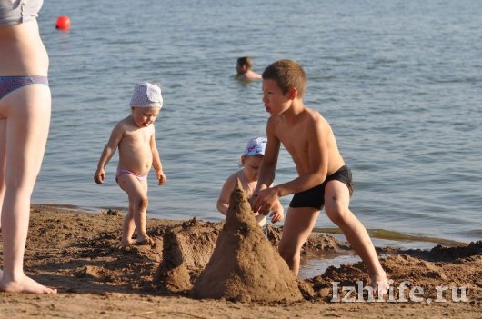 Жаркий Ижевск: горожане берут отгулы и отдыхают на пляже