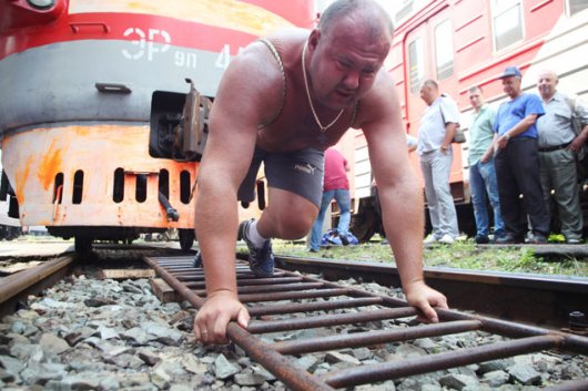 Житель Владивостока сдвинул с места поезд весом 188 тонн