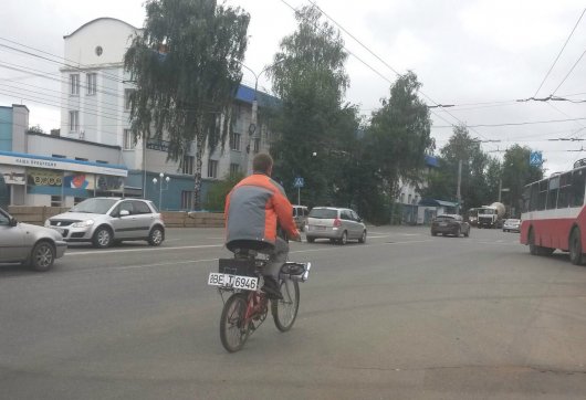 В Ижевске велосипедисты гоняют в бумажных «шлемах» и с иностранными номерами