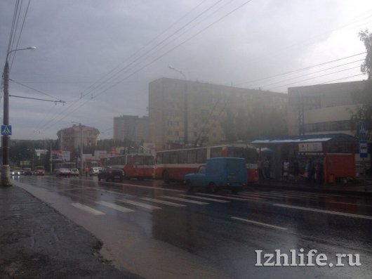 Гроза в Ижевске: затопило улицы и дерево упало на автомобиль