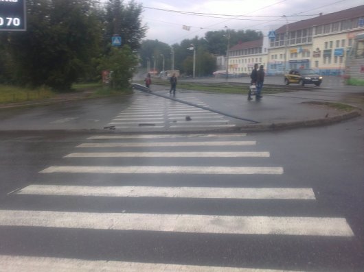 В Ижевске на перекрестке Удмуртской и Кирова снесли знак «Остановка запрещена»