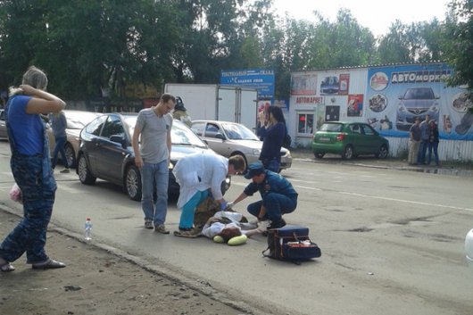 В Ижевске на улице Маяковского легковушка на переходе сбила маму с ребенком