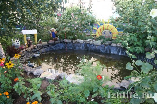 Красивые дворы Ижевска: пруд с карасями, Емеля на печи и герои сказок