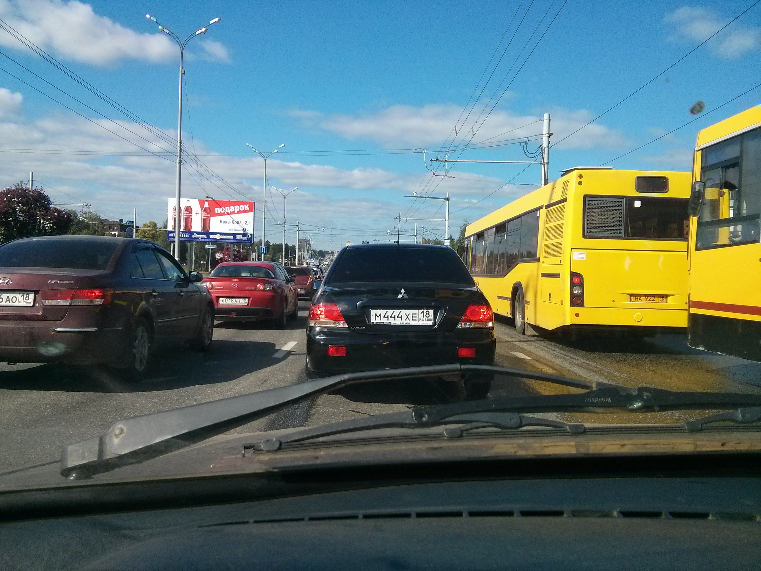 Пробки ижевск. Пробка на Удмуртской Ижевск. Пробки Ижевск сейчас. Пробка в городе светофор.