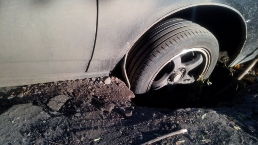В Ижевске автомобиль колесом провалился в яму