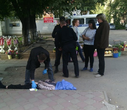 В Ижевске на улице Коммунаров у остановки найден труп