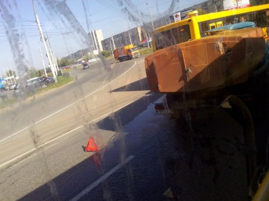 В Ижевске столкнулись два автобуса, легковой автомобиль и поливальная машина
