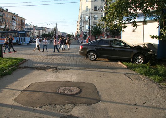 Ижевского водителя, который сбил троих пешеходов на тротуаре, будут судить