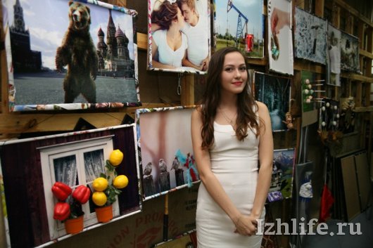 Повешенные пупсы и приклеенный попкорн: в Ижевске открылась выставка «Живое искусство»