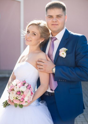 Ижевские молодожены: В свадебном платье запрыгнула в вагон поезда