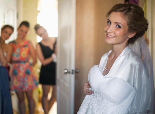 Ижевские молодожены: В свадебном платье запрыгнула в вагон поезда