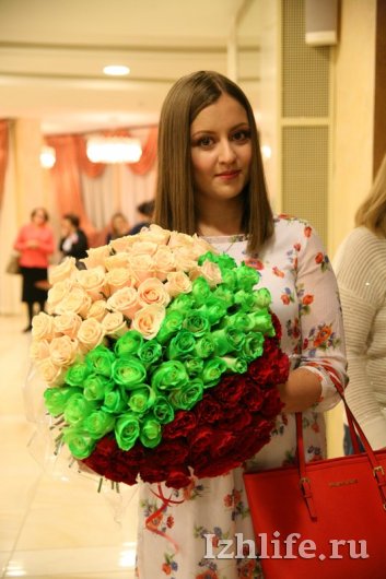 Филиппу Киркорову в Ижевске подарили букет из 101 розы в виде флага Болгарии