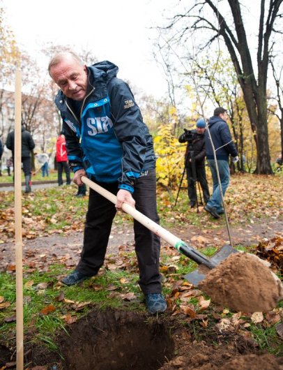 Субботник в Ижевске: горожане и чиновники привели в порядок парки и лесопосадки