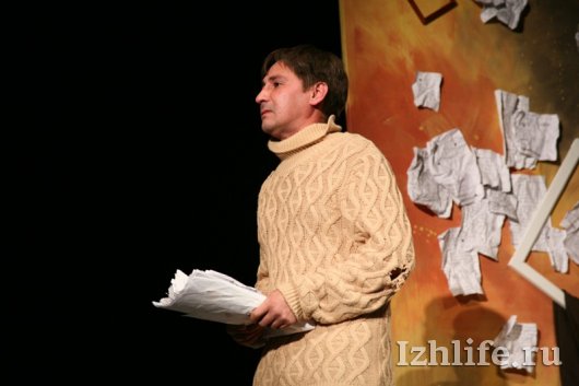 «Академия смеха» в Театре кукол Ижевска: бенефис Мустаева и газетные декорации