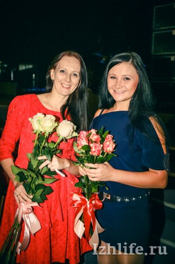 Севара в Ижевске: женщины дарили певице цветы, а мужчины плакали