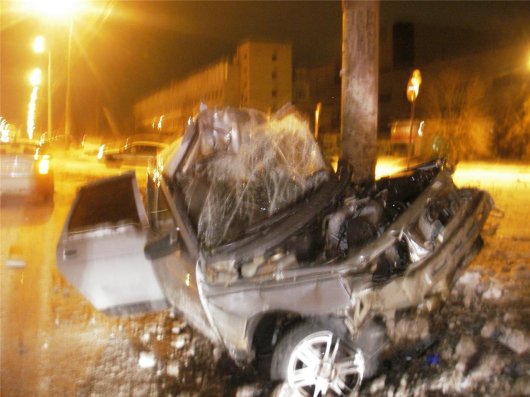 В Ижевске 20-летний бесправный водитель въехал в столб