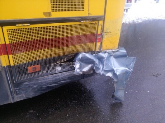 В Ижевске «пятнадцатая» протаранила автобус и скрылась с места происшествия