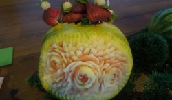 Необычное хобби: ижевчанин вырезает фигуры из овощей и фруктов