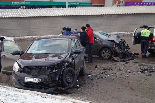В Ижевске на перекрестке улиц Чугуевского и Удмуртской столкнулись два авто
