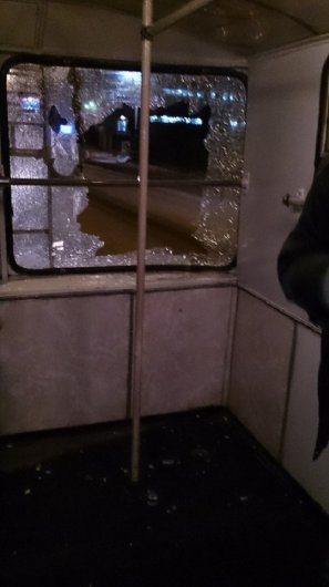 В Ижевске неизвестные разбили стекла в троллейбусе