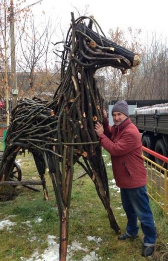 Деревянная лошадь появилась в одном из дворов Ижевска